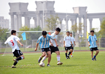 今日头条发起“中超头牌公益行” 首位公益大使张玉宁助少年圆梦足球